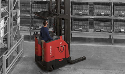 Raymond's exclusive universal stance on the new high-capacity reach truck allows your operators to work comfortably and efficiently.