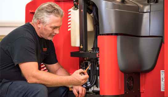 Reach truck technician diagnoses and troubleshoots issues using real-time data from integrated technology