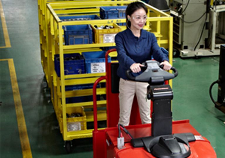 Raymond 8610 tow tractor in aisle